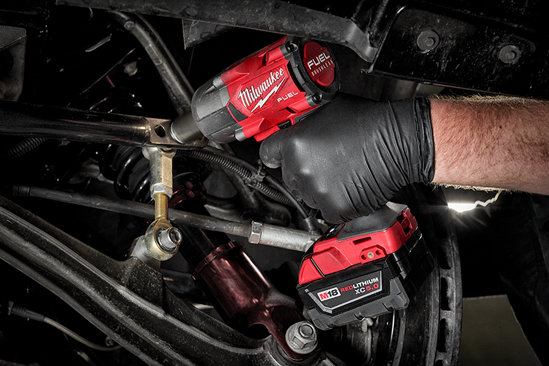 Ens. Clé à chocs à couple moyen 3/8" M18 FUEL™, avec bague de friction, 2 batteries 2.0Ah