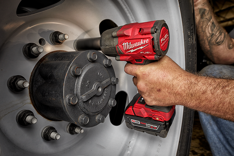 Ens. Clé à chocs à couple moyen 3/8" M18 FUEL™, avec bague de friction, 2 batteries 2.0Ah