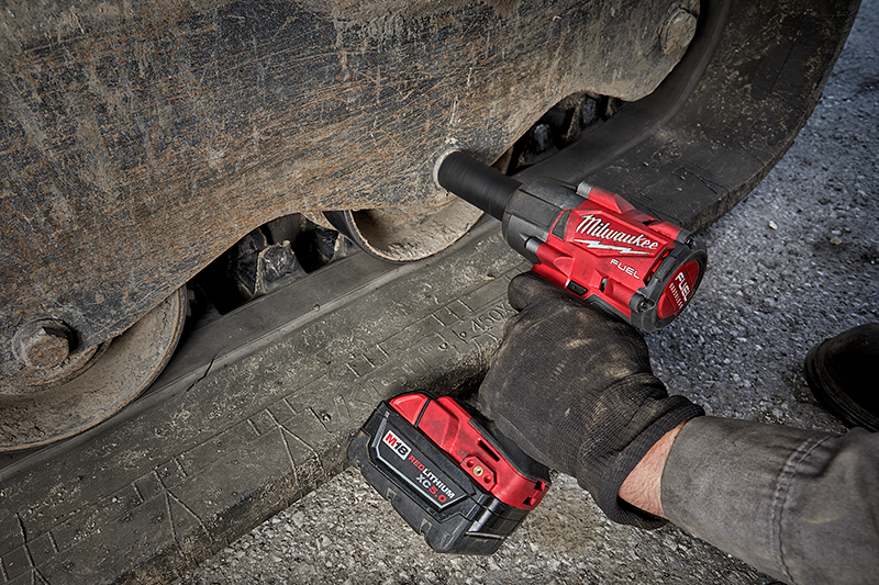 Ens. Clé à chocs à couple moyen 3/8" M18 FUEL™, avec bague de friction, 2 batteries 2.0Ah